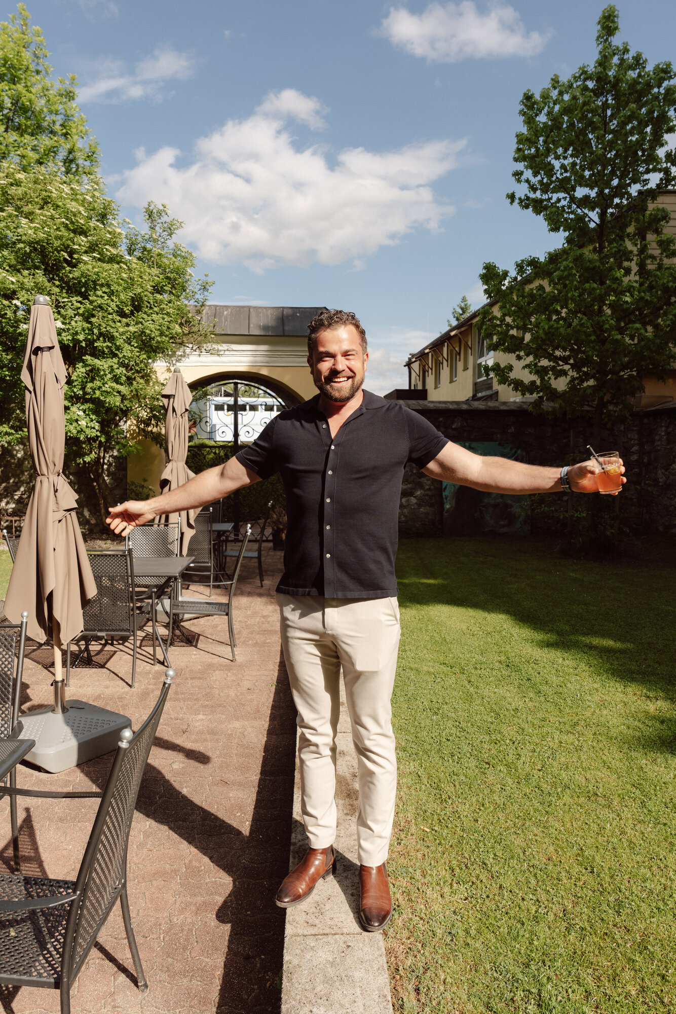Pascal Grebien am Sommerabend im Garten von Schloss Wiespach mit einem Aperitif.